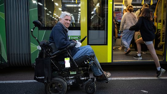 Martin Leckey não pode usar os bondes da Sydney Road perto de sua casa porque eles não são acessíveis para cadeiras de rodas.