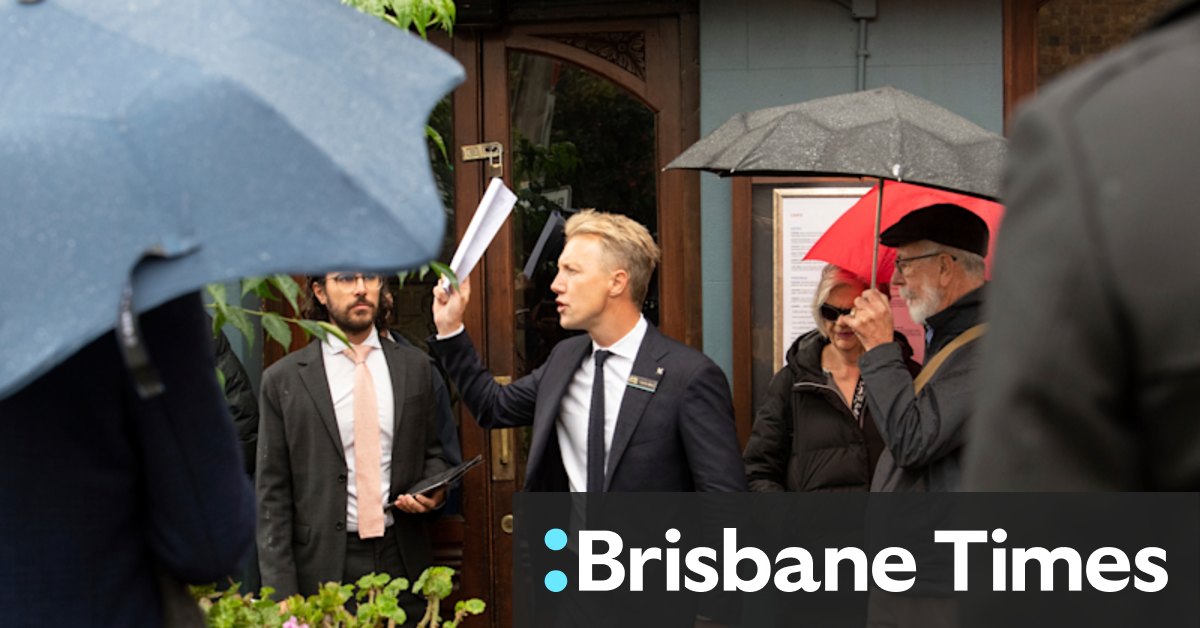 Melbourne auctions: Byron Bay couple snaps up Fitzroy unit for $620,000 - Vimarsana News