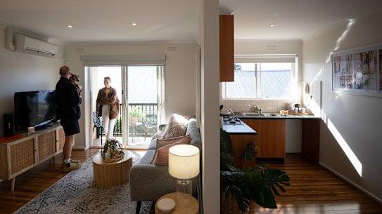 
​​A small apartment in Thornbury sold for $437,000, well above its reserve.
