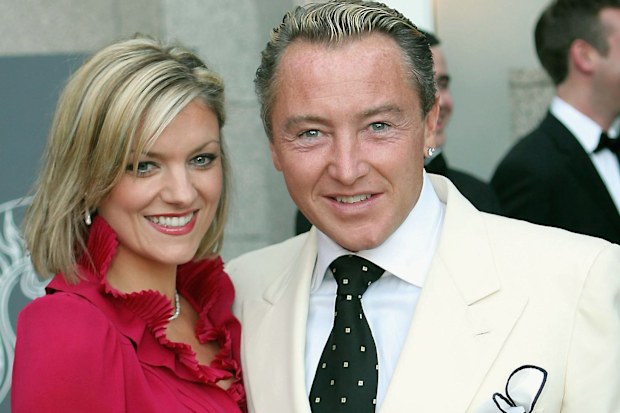 2006 年 6 月 4 日，迈克尔·弗拉特利 (Michael Flatley) 和尼亚姆·奥布莱恩 (Niamh O'Brien) 在爱尔兰都柏林出席《舞王》十周年庆典。 （ShowBizIreland/Getty Images 摄）