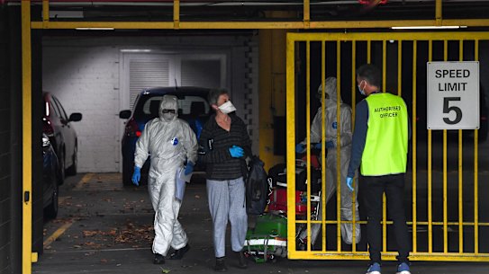 Security guards who contracted COVID-19 from returned travellers at the Rydges on Swanston hotel have been linked to Victoria's second wave of the virus.