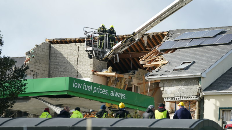 İrlanda, benzin istasyonundaki patlamada 10 ölü olarak 'uyuştu'