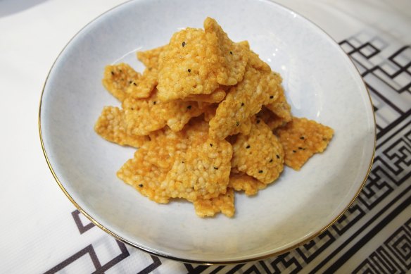 Fried rice crust with salted yolk is a tasty snack.