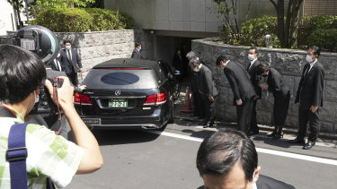 Eski başbakan Shinzo Abe'nin cesedini taşıyan cenaze arabası Cumartesi günü Tokyo'daki evine geldi.