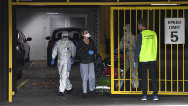 Security guards who contracted COVID-19 from returned travellers at the Rydges on Swanston hotel have been linked to Victoria's second wave of the virus.