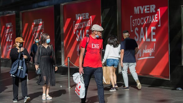 Shoppers in Bourke Street Mall on Boxing Day 2020. 