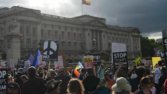 Trump protesters outside Buckingham Palace.