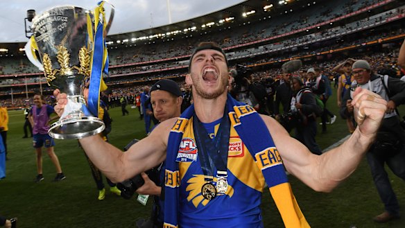 Luke Shuey laps the MCG with the premiership cup.