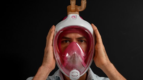 Dr Simon Joosten with the adapted snorkel mask.