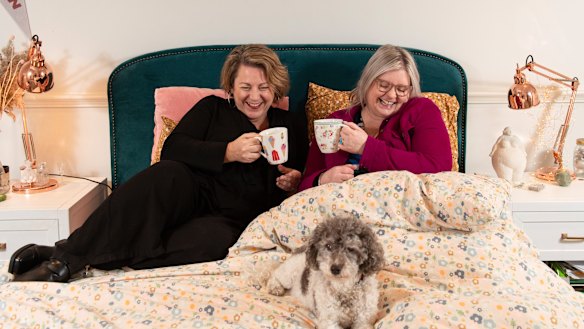 “I just needed to just be me,” says podcaster Kate Mulholland, right, of breaking up with her husband of 29 years, last year. She and comedian Nelly Thomas, left, have a new podcast about midlife breakups.