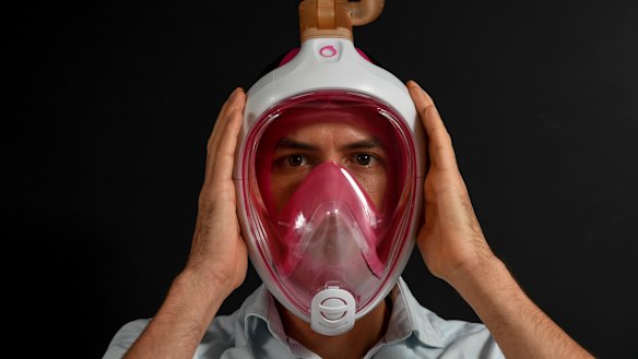 Dr Simon Joosten with the adapted snorkel mask.