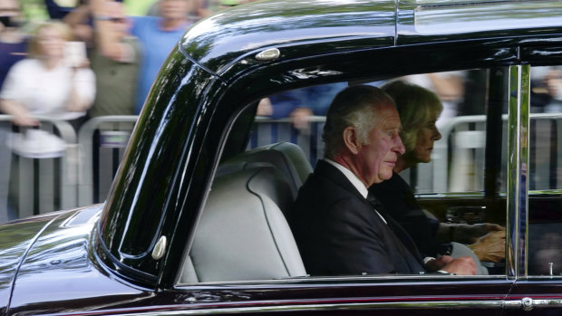 Charles ve Camilla, Buckingham Sarayı'na varırlar.