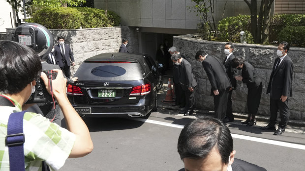 A hearse carrying the body of former prime minister Shinzo Abe, arrives at his home in Tokyo on Saturday.