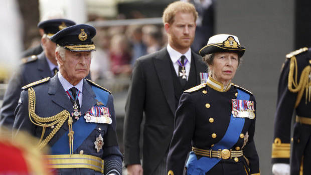 Kral Charles III, Prens Harry, Sussex Dükü ve Prenses Anne, Kraliyet Prensesi.