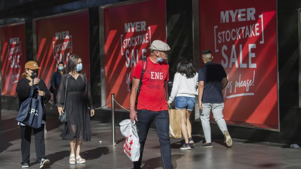 Shoppers in Bourke Street Mall on Boxing Day 2020. 