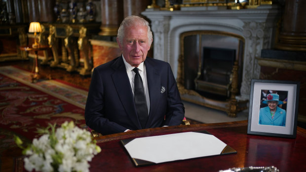 Kral Charles, televizyonda yayınlanan ilk konuşmasını İngiltere'ye ve diğer 14 İngiliz Milletler Topluluğu diyarına iletir.