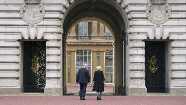Kral Charles III ve Kraliçe Consort Camilla, Buckingham Sarayı'na girerler.