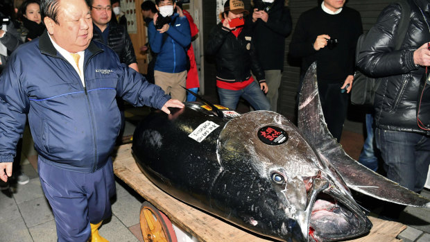 Kiyomura Corp owner Kiyoshi Kimura, left, with the bluefin tuna for which he made a wining bid at the annual New Year auction, in Tokyo on Saturday.