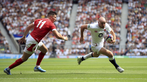 England's Willi Heinz runs with the ball against Wales.
