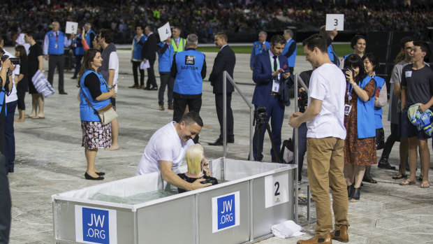 Thousands of Jehovah's Witnesses watched as 400 were baptised.