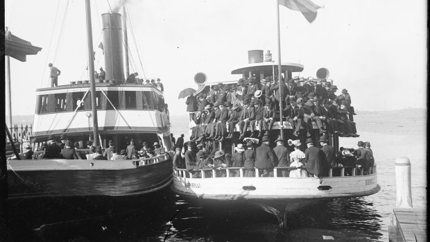 Crowded ferries ‘Kurraba’ and ‘Kirribilli’ at Circular Quay circa 1900.