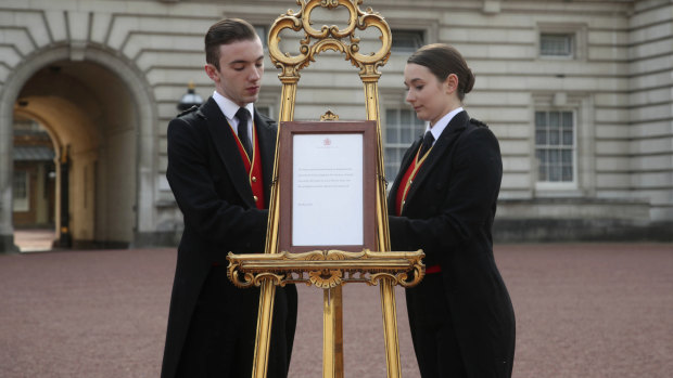 The pre-Instagram way to announce a baby. Footmen Stephen Kelly and Sarah Thompson bring out the easel at Buckingham Palace.