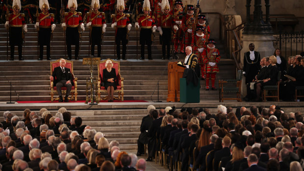 Westminster Hall'daki gösterişli tören, Kral İskoçya'ya uçmadan önce yapıldı.
