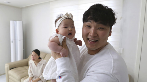 Lee Dong Kil holds his daughter Lee Yoon Seol with wife Ryu Da Gyeong on sofa. Just two hours after Lee’s daughter was born on New Year’s Eve, the clock struck midnight, 2019 was ushered in, and the infant became 2-years-old. 