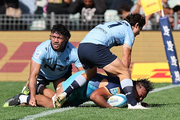 Semisi Tupou Ta’eiloa of Moana Pasifika scores a try. 