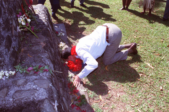 Prime Minister Paul Keating kisses the Kokoda monument during a official visit in 1992.