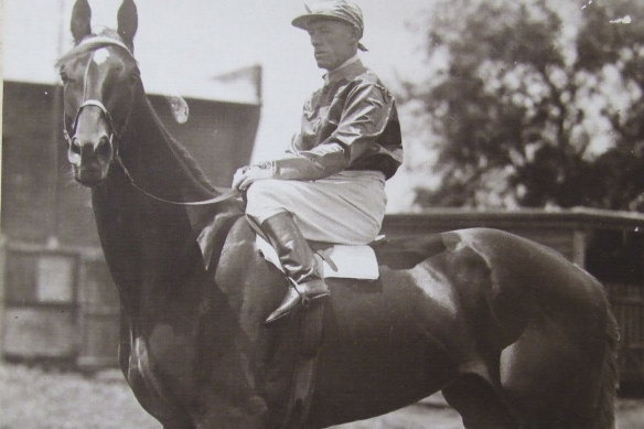 Jim Pike and Peter Pan before the Australian Derby, then contested in spring, at Randwick in October 1932.