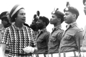 Ratu Elizabeth memeriksa penjaga kehormatan di Barbados pada tahun 1977.