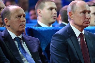 2019 年 12 月，FSB 主任亞歷山大·博爾特尼科夫（左）與總統弗拉基米爾·普京（Vladimir Putin）合影。