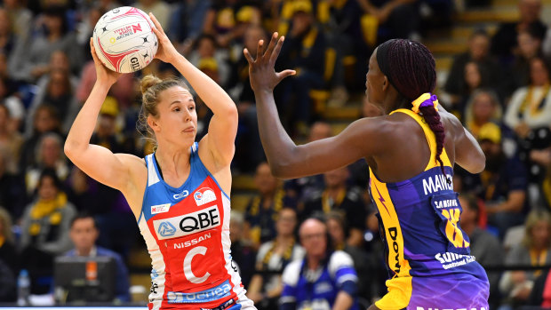 Paige Hadley (left) of the Swifts takes on Phumza Maweni of the Lightning in Round 11.