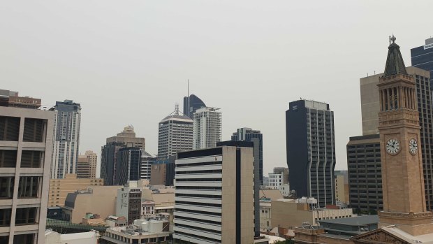 Smoke haze lingers in Brisbane's CBD after it has been blown in from NSW bushfires.