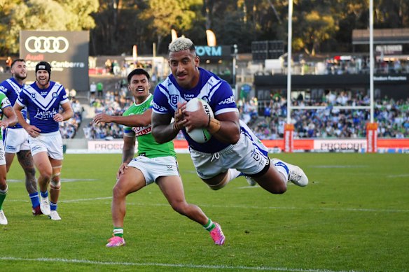 Viliame Kikau goes over as the Bulldogs fight back in Canberra.