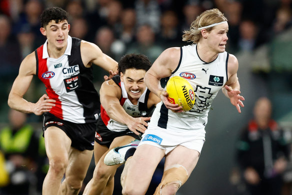 Tom De Koning breaks away from his St Kilda opponents.