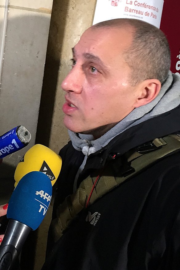 Vjeran Tomic, também conhecido como Homem-Aranha, chega para seu julgamento em Paris em 2017.