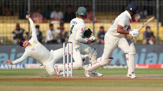 Steve Smith flies to catch Cheteshwar Pujara at leg slip.