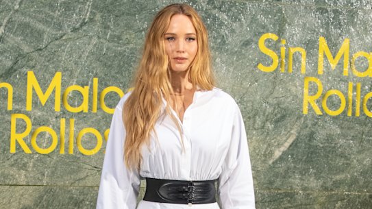 Jennifer Lawrence shows how to
wear a trophy belt.