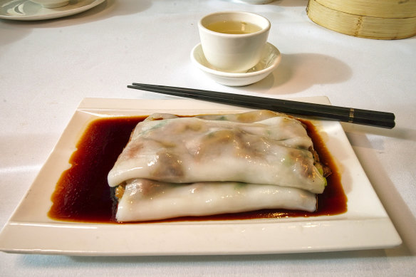 Steamed rice rolls with roasted pork.