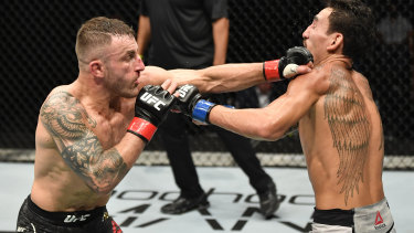 Volkanovski trades blows with Max Holloway.