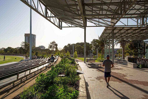 The new Oval at Subi East incorporates an open-air museum and references recent cultural history, as well as the Six Season Bidi trail, with complementary plantings and public art. 