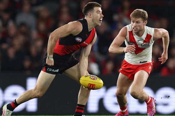 Zach Merrett dishes off a handball.