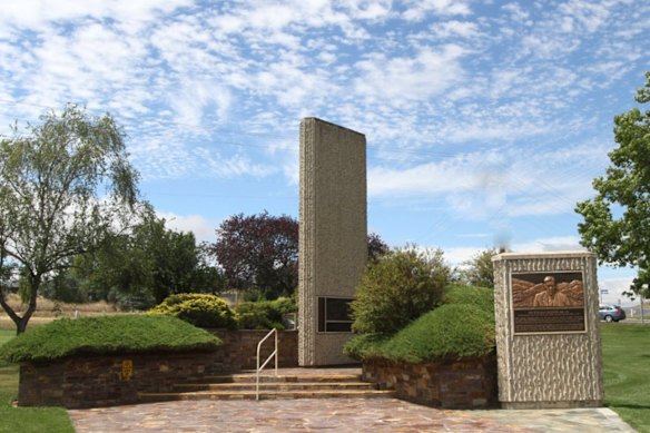 O memorial em Cooma aos 121 trabalhadores que morreram no Esquema Snowy Mountains nas décadas de 1950 e 1960.
