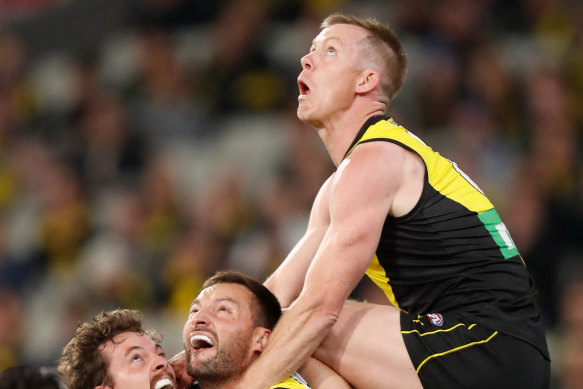 Jack Riewoldt attempts to take a hanger.