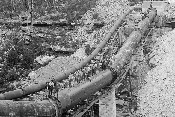 Leafs Creek Aqueduct on the Upper Canal during construction. The likely date is 1886 to 1888. 