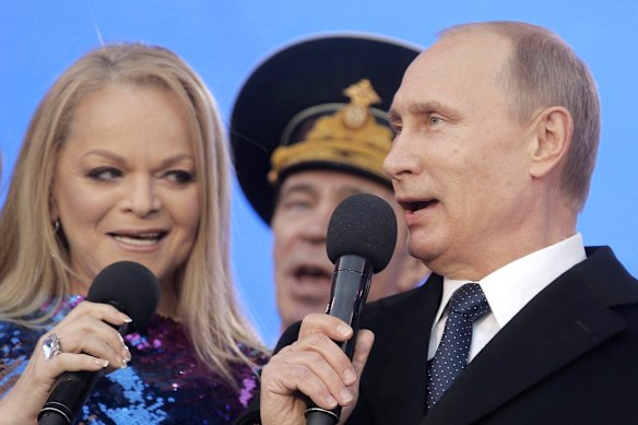 Dolina canta o hino nacional russo com o presidente Vladimir Putin num concerto que marca o primeiro aniversário da anexação da Crimeia em 2015.
