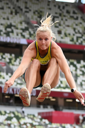Female online long jumpers