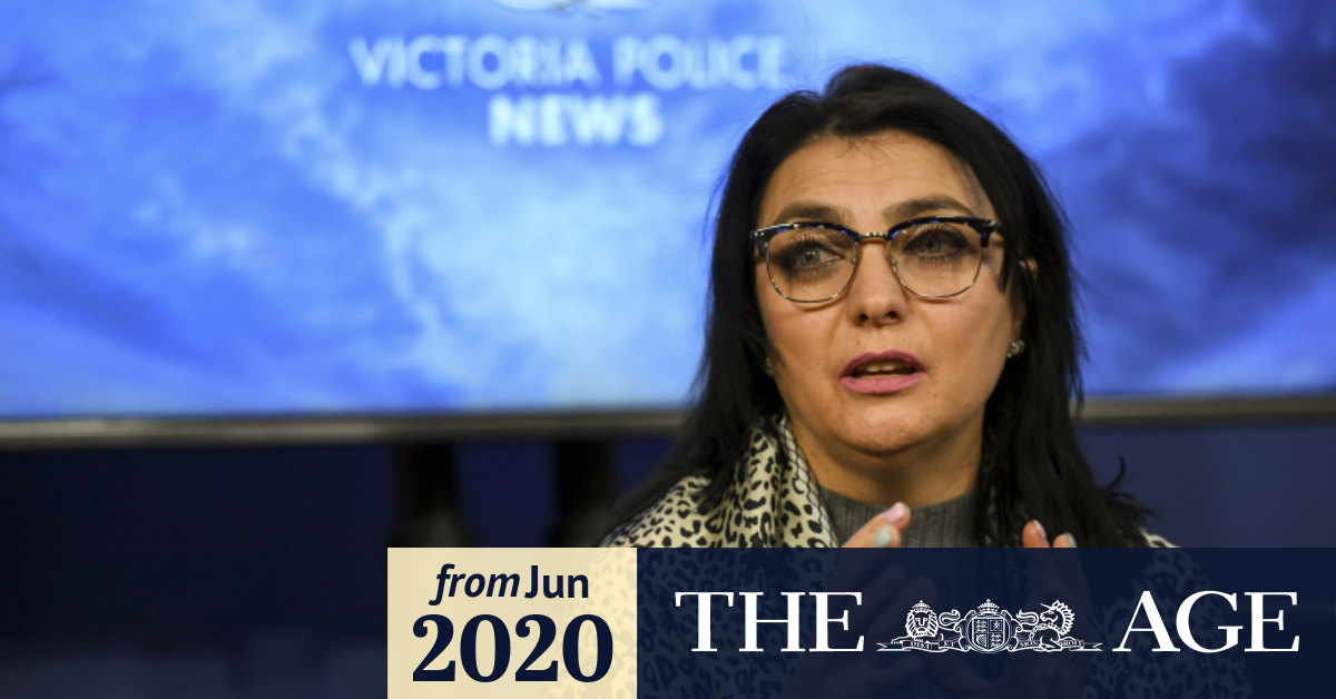 Fake Spiritual Healers Swap Cash Jewellery For Rocks fake spiritual healers swap cash